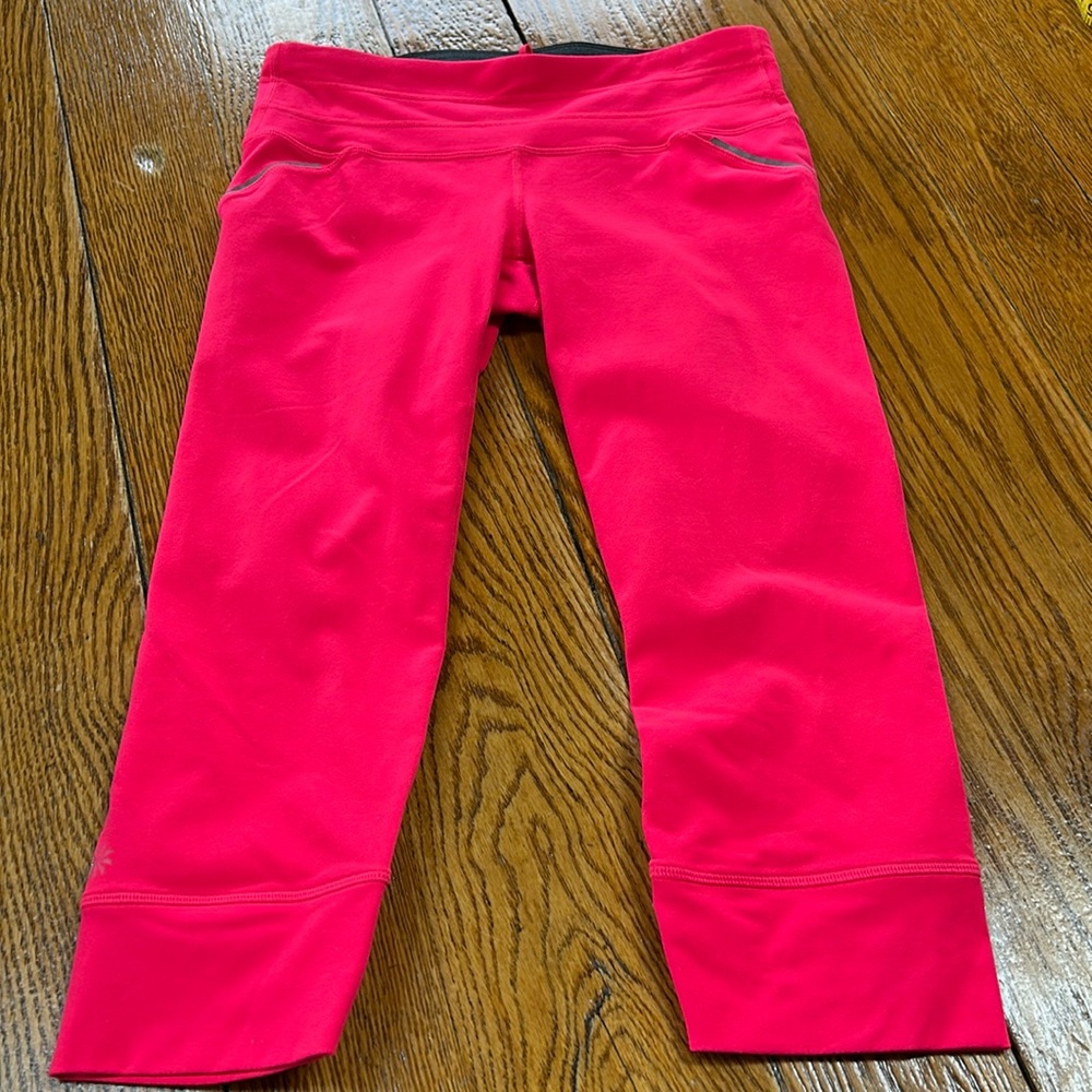 Athleta neon pink Capri leggings one zip pocket on waistband. Size Small,